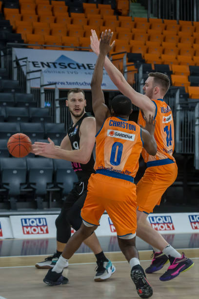 中窥探出一 中窥探出一